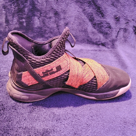 Nike LeBron Soldier 12 black base with red strap - Picture 5 of 10